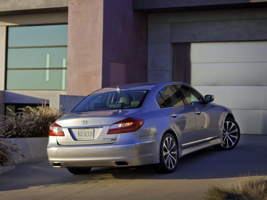 Hyundai Genesis R-Spec 2011 года  (фото 18 из 21)